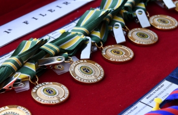 Ex&eacute;rcito Brasileiro homenageia governador que recebe medalha
