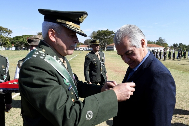 Ex&eacute;rcito Brasileiro homenageia governador que recebe medalha