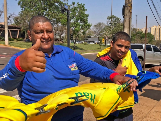 Ambulantes antecipam calendário para vender itens da copa