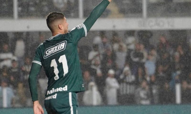 Tadeu, do Goiás, é eleito o melhor goleiro do mês de setembro do Brasileirão