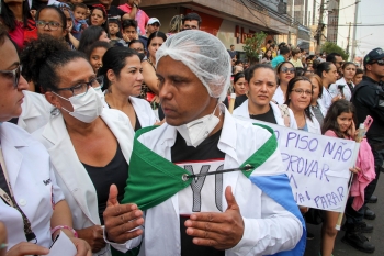 Enfermeiros protestam pelo piso salarial durante desfile da independ&ecirc;ncia na Capital