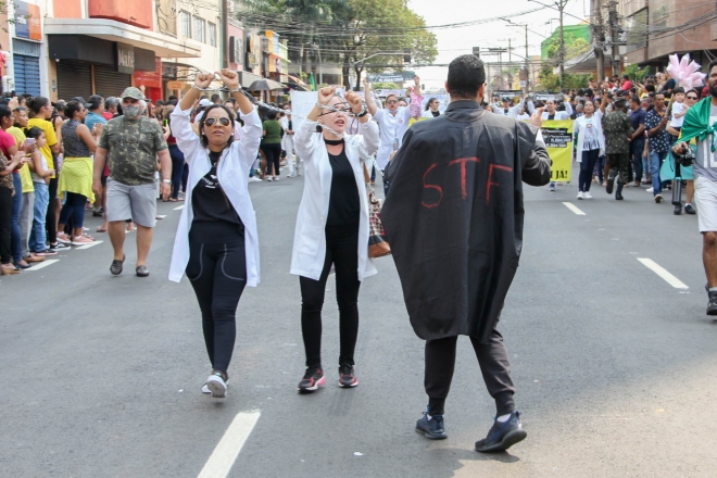 Enfermeiros protestam pelo piso salarial durante desfile da independ&ecirc;ncia na Capital