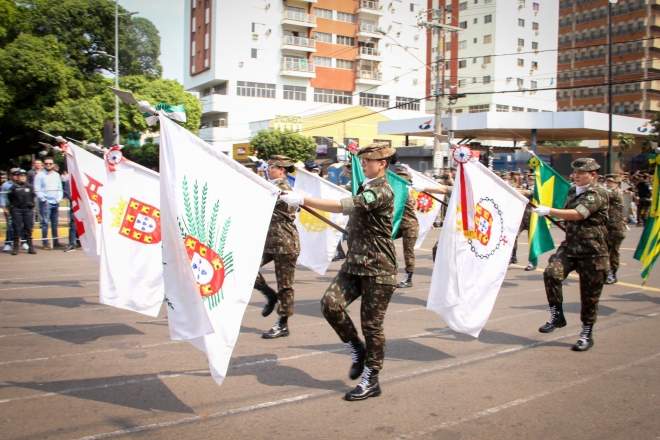 Ap&oacute;s dois anos, militares realizam desfile de 7 de setembro com direito a avi&otilde;es