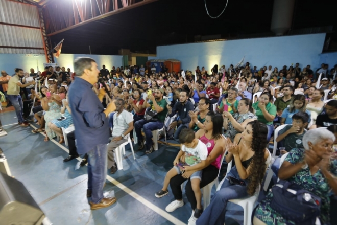 Eduardo Riedel conversa com moradores nos bairros de Campo Grande