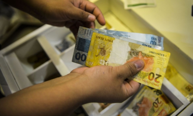 Vendas no com&eacute;rcio recuam 0,8% em julho, mostra IBGE