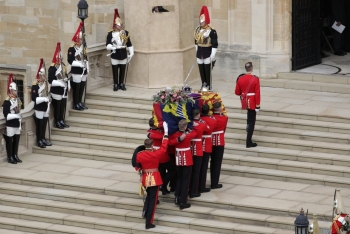 Sepultamento da Rainha Elizabeth II encerra funeral de Estado