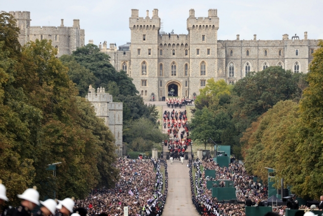 Sepultamento da Rainha Elizabeth II encerra funeral de Estado