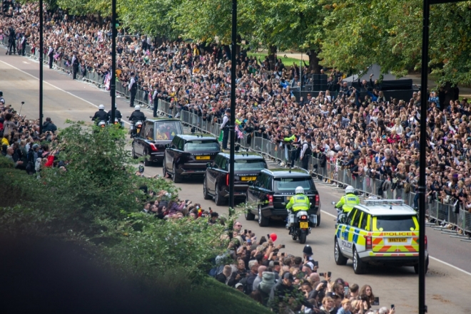 Sepultamento da Rainha Elizabeth II encerra funeral de Estado