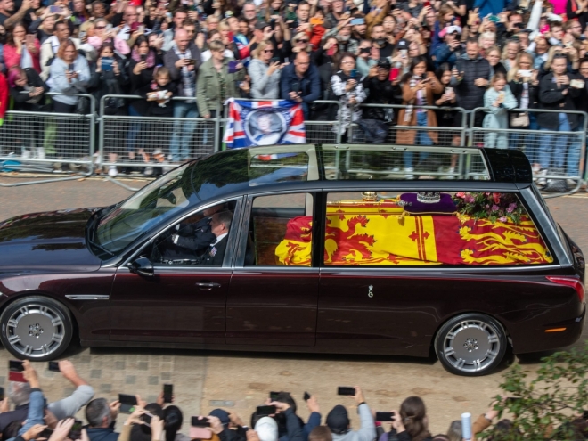 Sepultamento da Rainha Elizabeth II encerra funeral de Estado