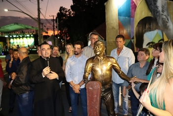 Estátua de Zacarias Mourão perpetua sua história à sombra do Pé de Cedro e engrandece a cultura coxinense