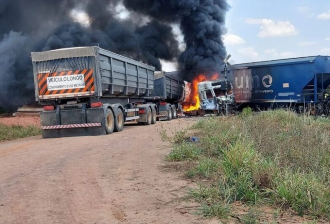 Carreta colide com trem ao atravessar a linha férrea e pega fogo