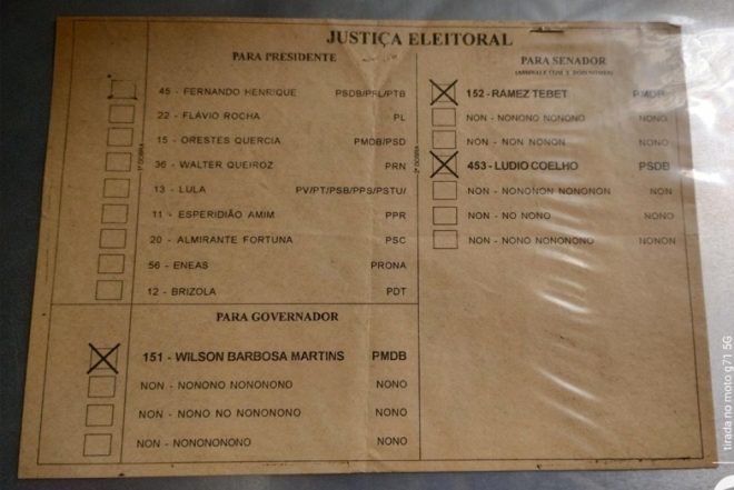 Hobby diferente: Homem guarda cerca de seis mil “santinhos de políticos”