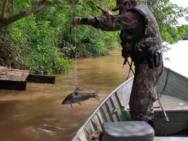 Policiais Militares Ambientais apreende anzóis irregulares e fiscalizou pescadores 