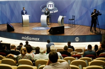 Capit&atilde;o n&atilde;o aparece e Riedel dispara na frente durante debate 