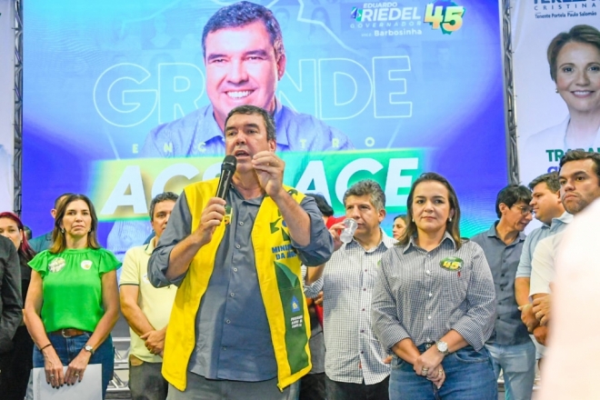 Riedel parabeniza servidores e se compromete manter valorização da categoria