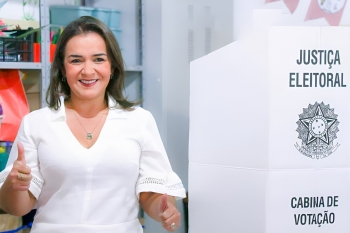 Adriane Lopes vota na Capital e reafirma apoio a Eduardo Riedel