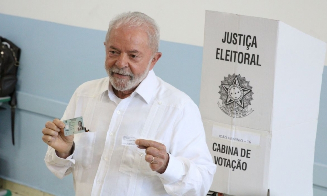 Após votar Lula diz que está convicto na vitória 