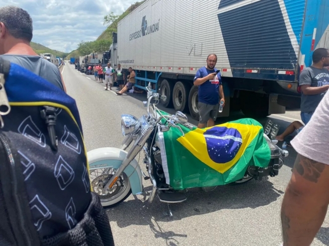 Caminhoneiros fecham estradas no Rio após vitória de Lula