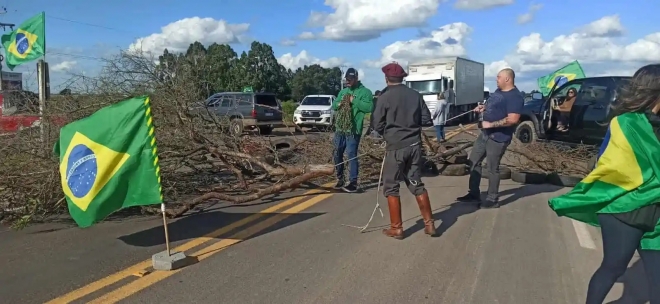 Governadores ordenam desobstrução de rodovias bloqueadas