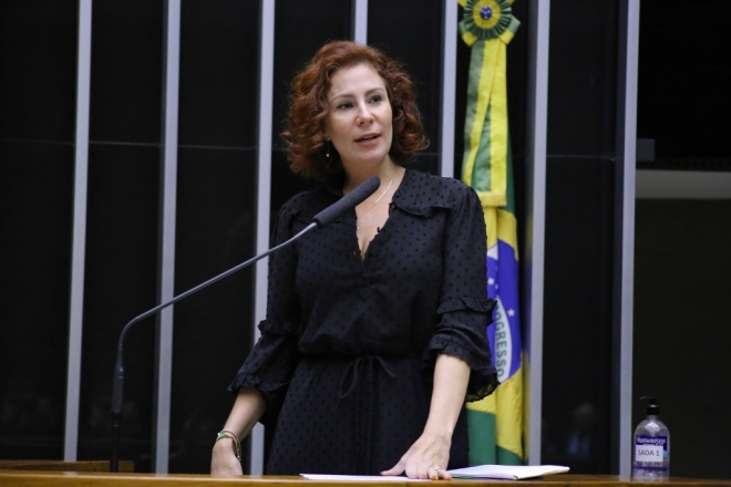 STF estudará pedido de cassação de Carla Zambelli