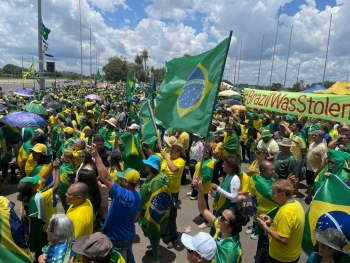 Manifestantes bolsonaristas se reúnem em volta dos quartéis e cobram reação das Forças Armadas