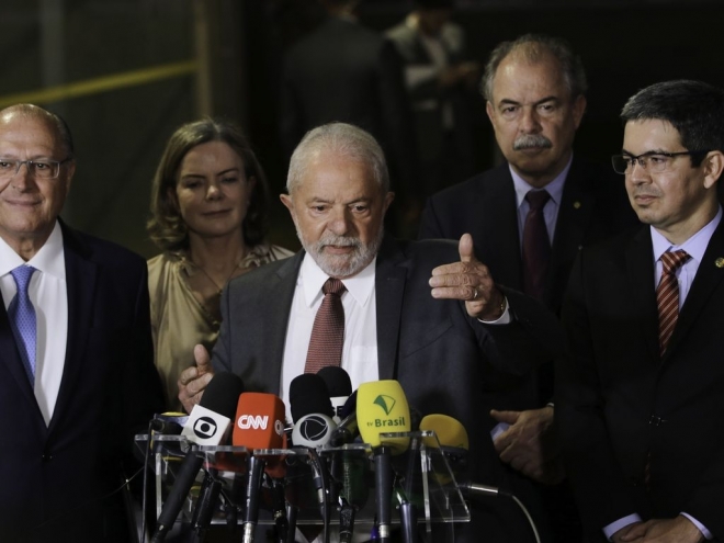 Lula diz que só definirá nomes para ministério após viagem ao Egito