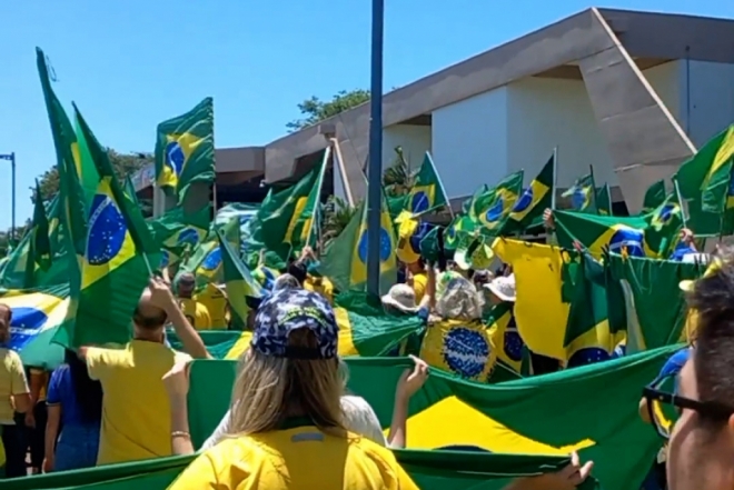 Feriado tem concentração em praça, manifestação pacífica e carreatas em Campo Grande