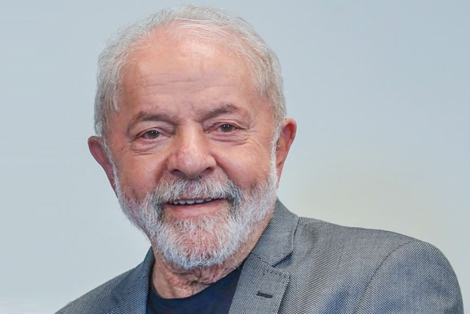 Lula fez cirurgia para retirada de lesão na laringe