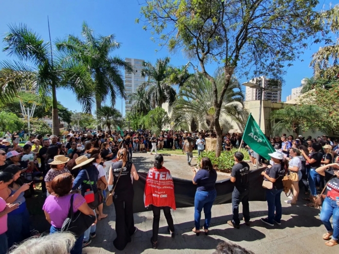 Professores fecham Afonso Pena e decidem por nova paralisação