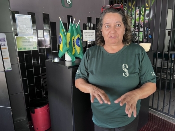 33 anos trabalhando em bar, mulher diz que encontrou seu lugar no mundo