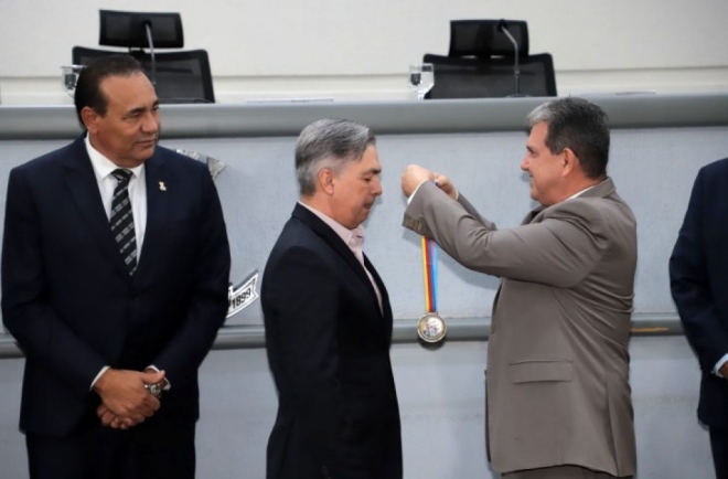 Vereadores homenageiam secret&aacute;rio de seguran&ccedil;a do Estado com medalha