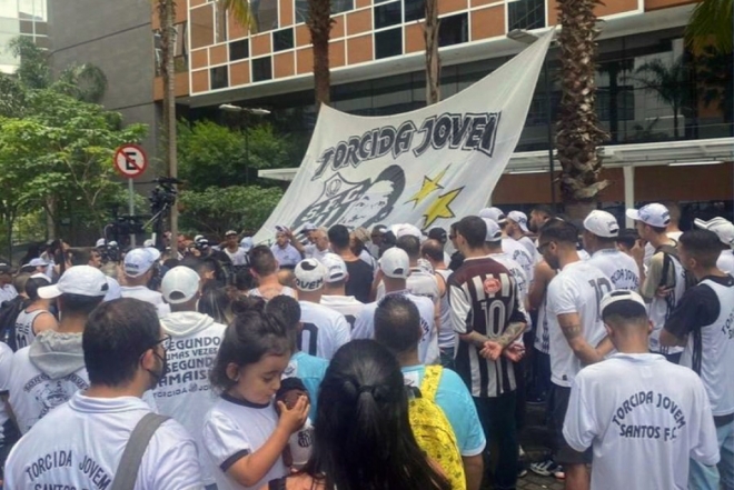 Torcedores vão a hospital prestar solidariedade a Pelé