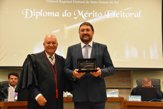 Presidente da Fiems recebe diploma de mérito eleitoral pelo TRE-MS