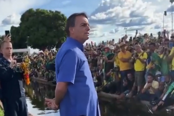 Bolsonaro quebra silêncio e fala com apoiadores