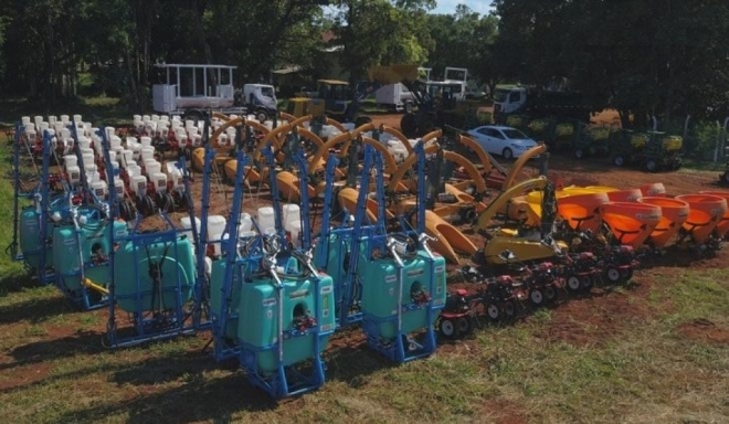 Agricultura familiar recebe 189 implementos agr&iacute;colas e caminh&otilde;es