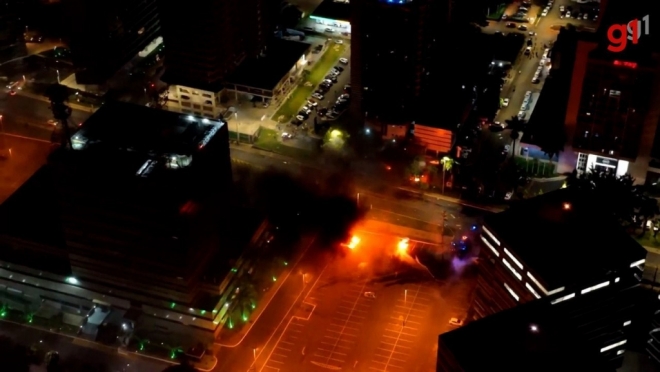 Manifestantes tentam invadir sede da PF e queimam veículos no DF