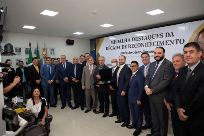 Reinaldo Azambuja recebe a medalha &ldquo;Destaques da D&eacute;cada &ndash; Juv&ecirc;ncio C&eacute;sar da Fonseca&rdquo;.