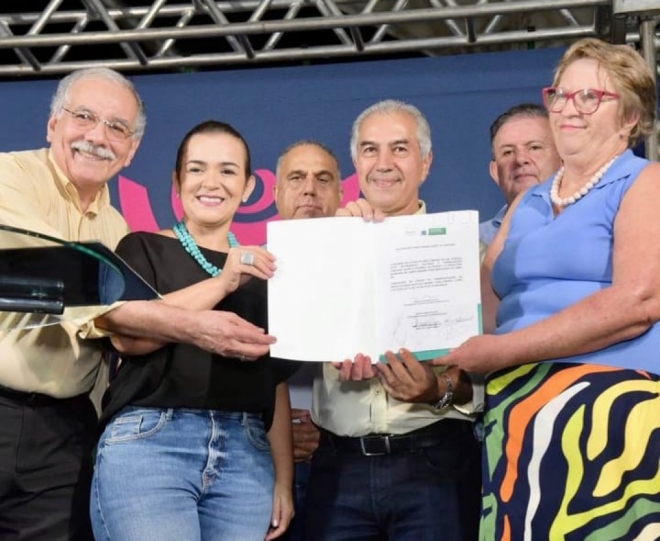 Autoridades participaram da assinatura para construção da nova área da Feira Central