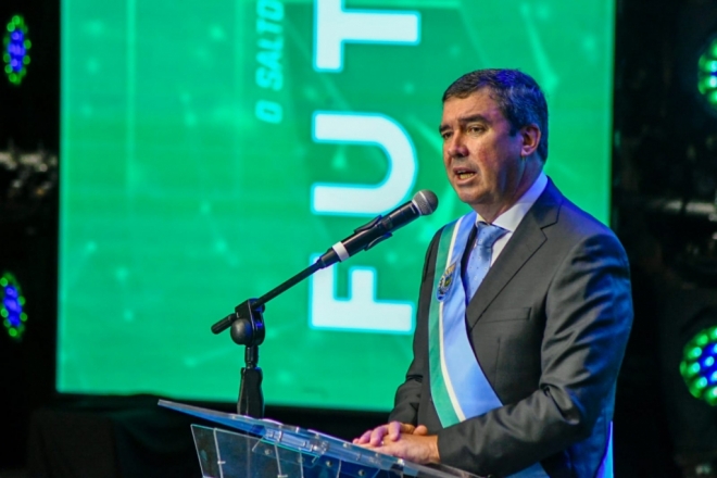 Eduardo Riedel deseja uma boa jornada aos secretários empossado
