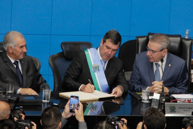 &ldquo;Vou trabalhar de forma obsessiva&rdquo;, diz Eduardo Riedel no seu primeiro discurso como governador