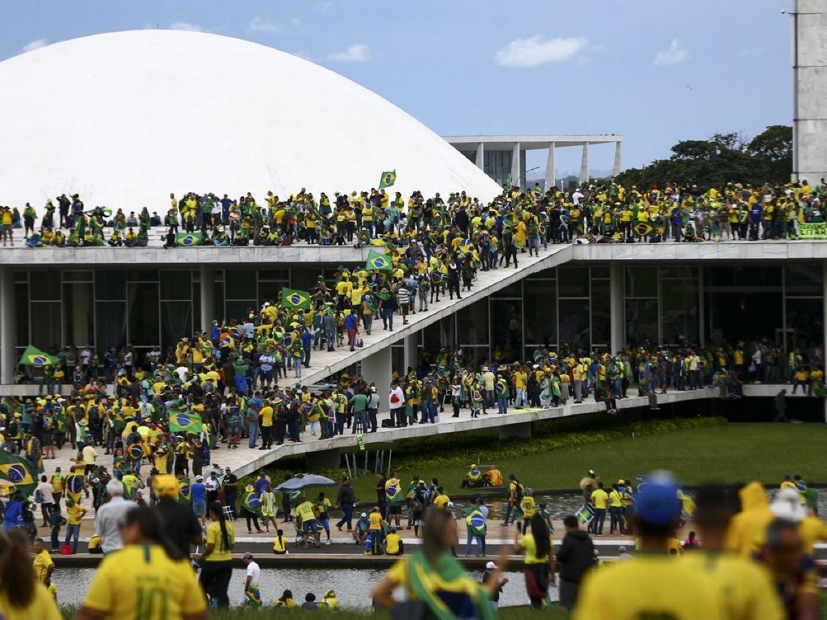 Forças de segurança conseguem desocupar rampa do Planalto