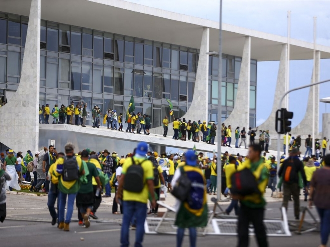 Congresso, Planalto e STF é invadido durante manifestação