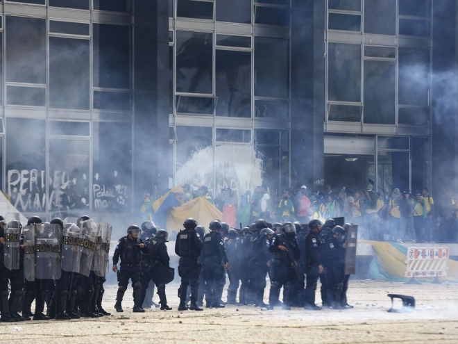 Forças de segurança conseguem desocupar rampa do Planalto