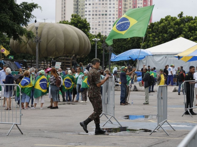 Polícia Federal libera idosos e mulheres com crianças detidos no acampamento em Brasília