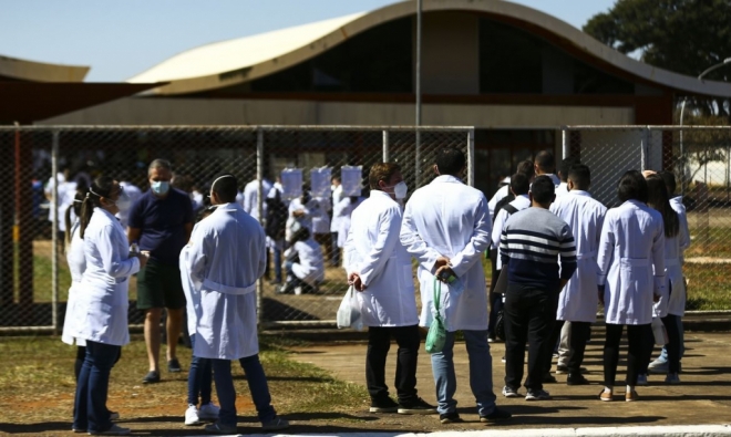 Médicos estrangeiros que vivem no Brasil poderão realizar prova Revalida em  março