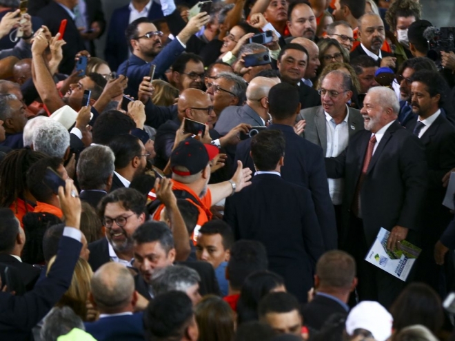 M&iacute;nimo tem que subir de acordo com o crescimento da economia, diz presidente