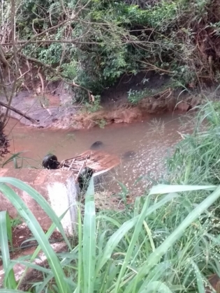 Dois homens são encontrados mortos em um carro submerso na água em Ponta Porã