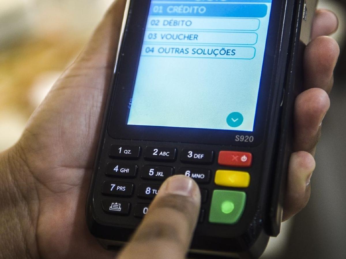 Sete em cada dez dívidas de consumidores foram pagas no setor de bancos e cartões, aponta pesquisa