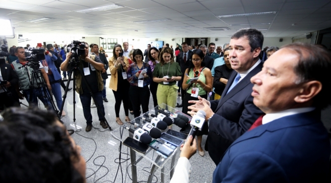 Governador Eduardo Riedel durante a Solenidade Alems coletiva