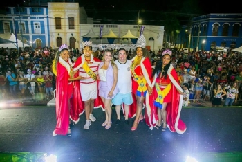 Nem a chuva atrapalhou os foliões no primeiro dia de Carnaval em Corumbá